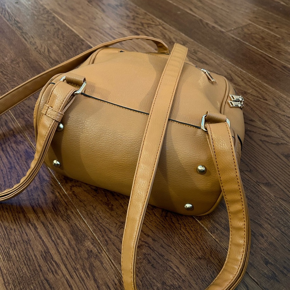 Backpack - Picture 4 of 6